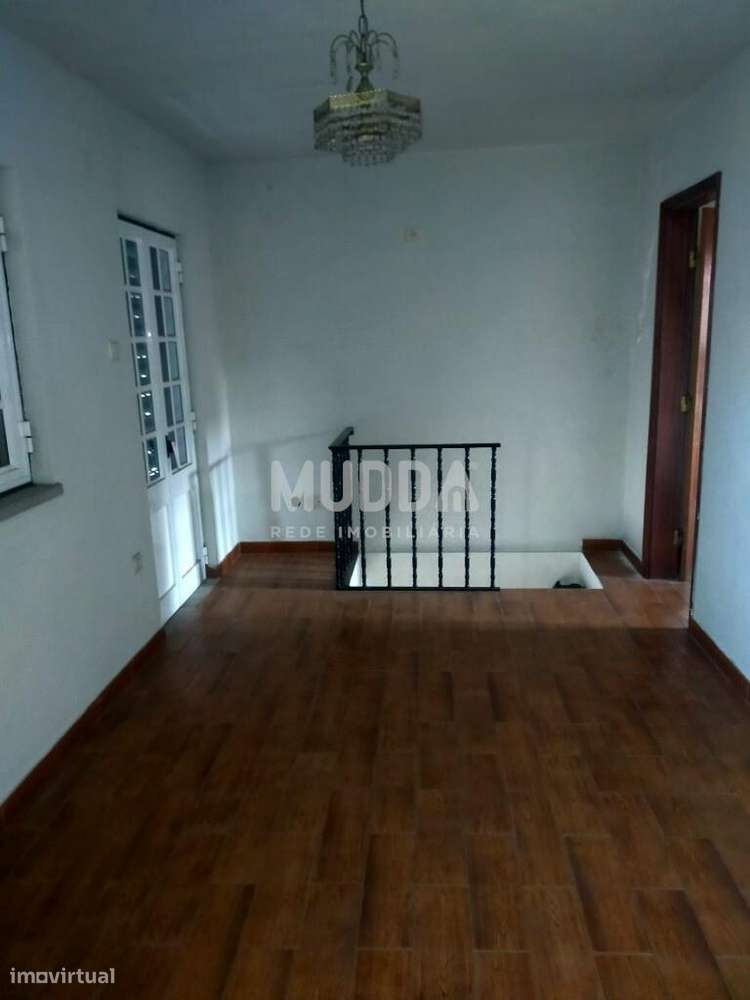 Duas moradias e uma garagem para venda em Gouveia-5