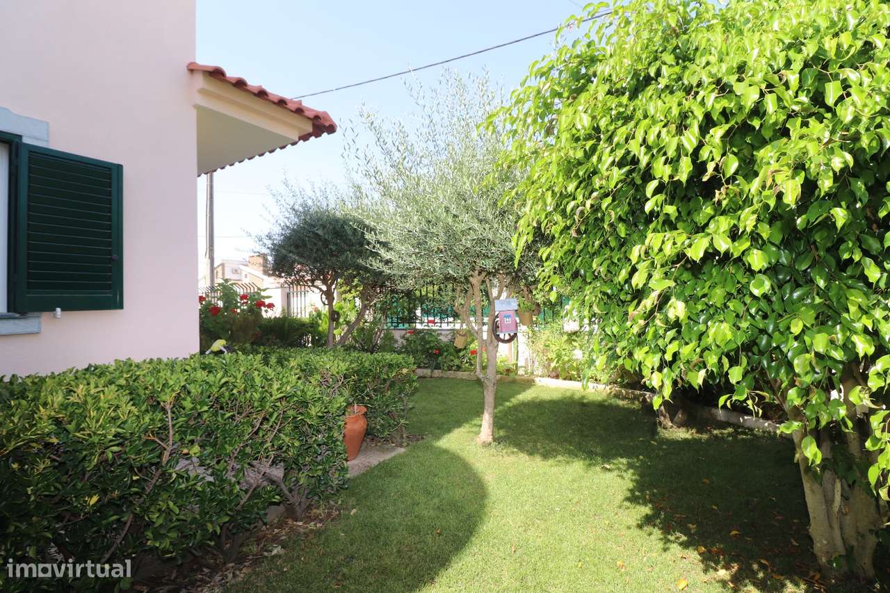 Moradia T4 com Piscina, Cave Ampla-19