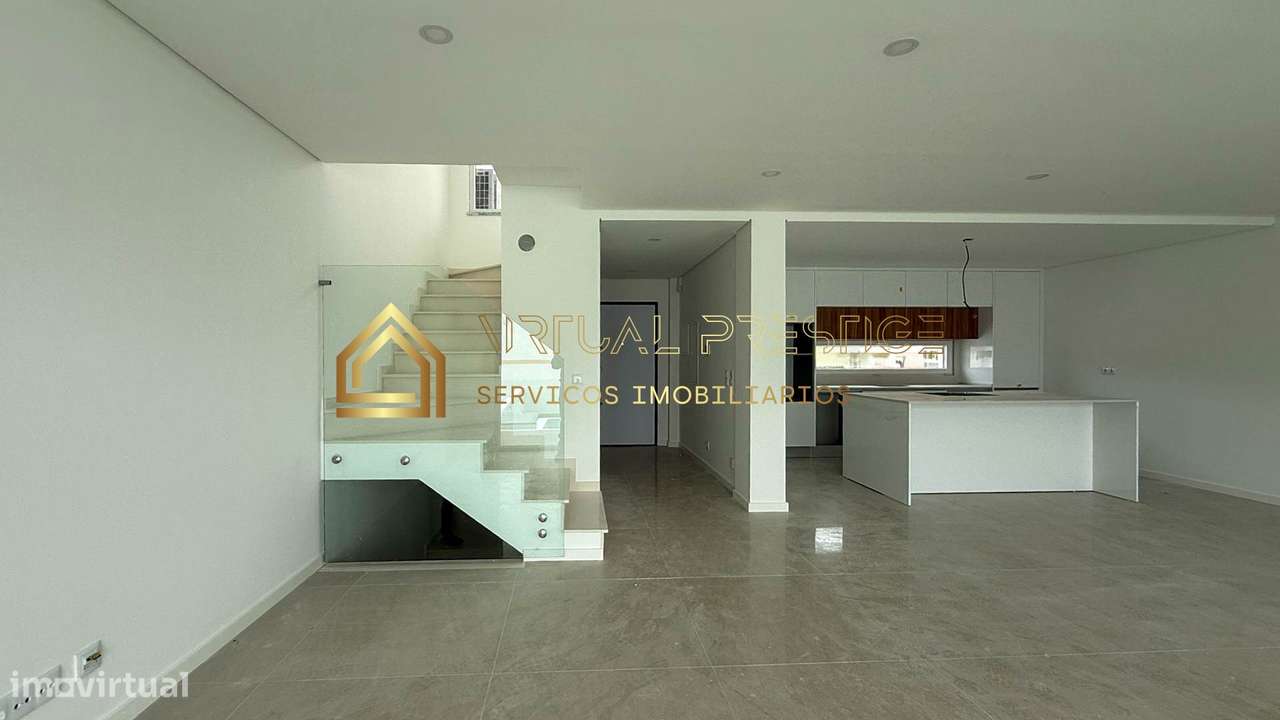 Moradia T4+1 em Banda – Nova - Piscina e Garagem - Palhais - Grande imagem: 4/27