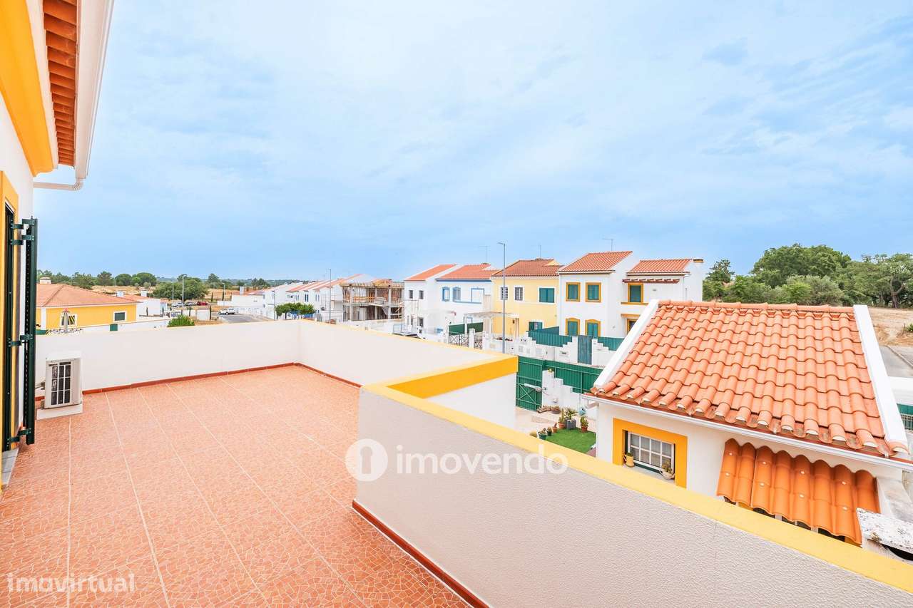 Moradia T4 com garagem e espaço exterior enorme, em Coruche-31