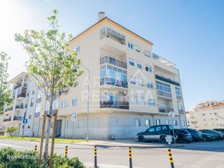 Apartamento T3 com elevador, situado na Urbanização de Co...