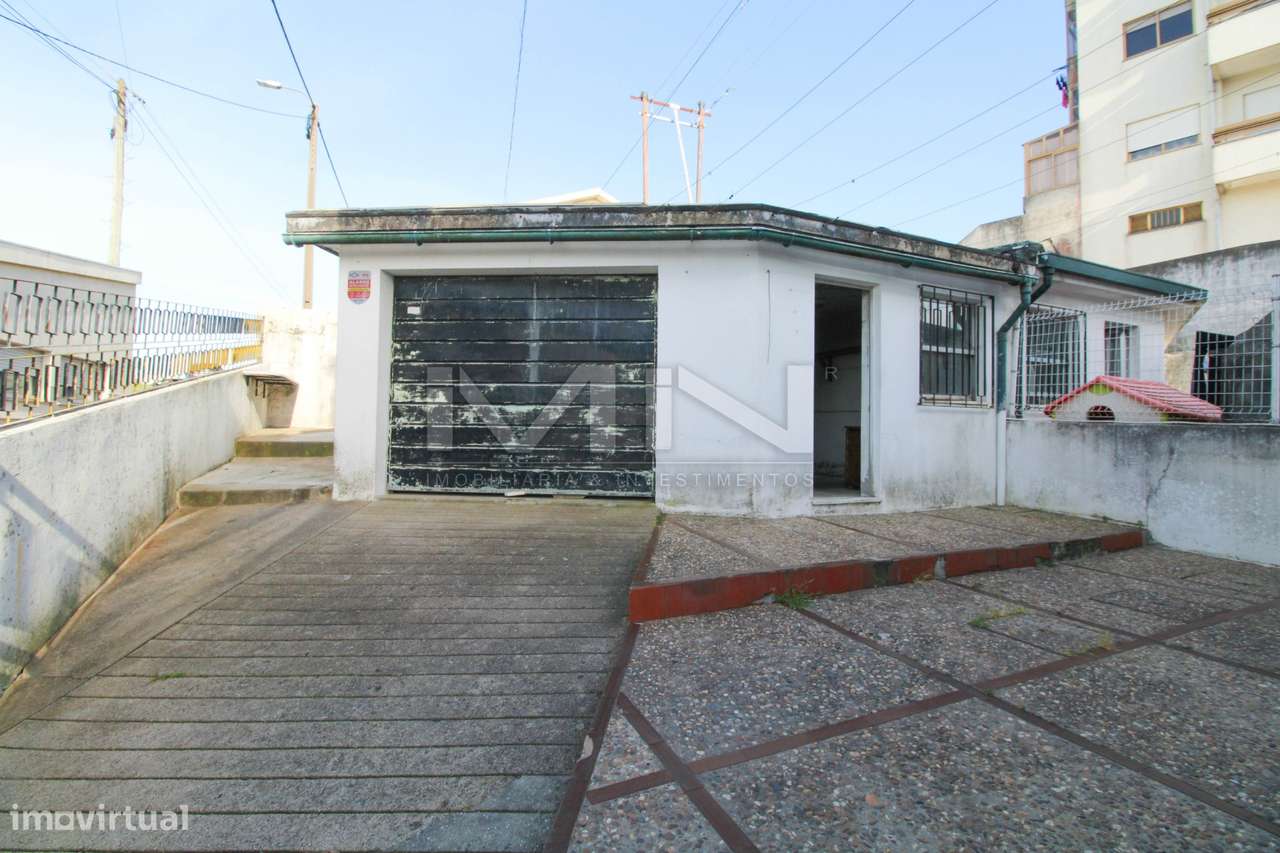 Moradia de 3 Frentes com Vista Panorâmica no Coração de Gondomar-42