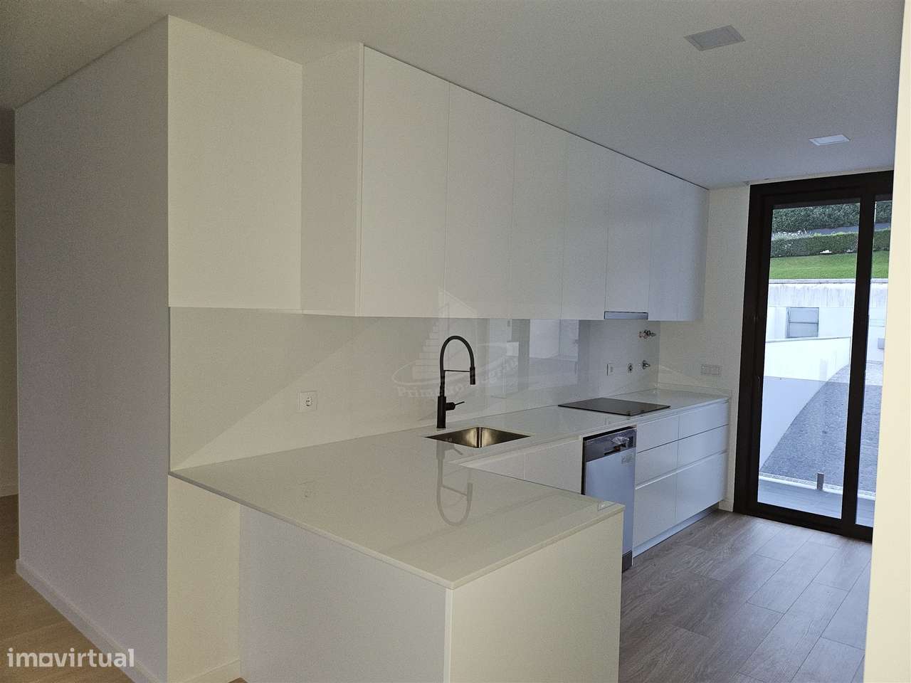 Moradia de gaveto em Santa Lucrécia-18