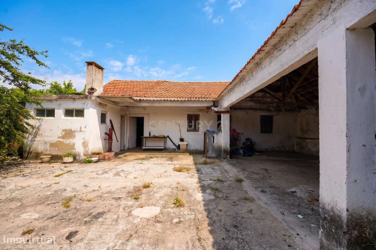 Moradia isolada T2 para reconstruir-12