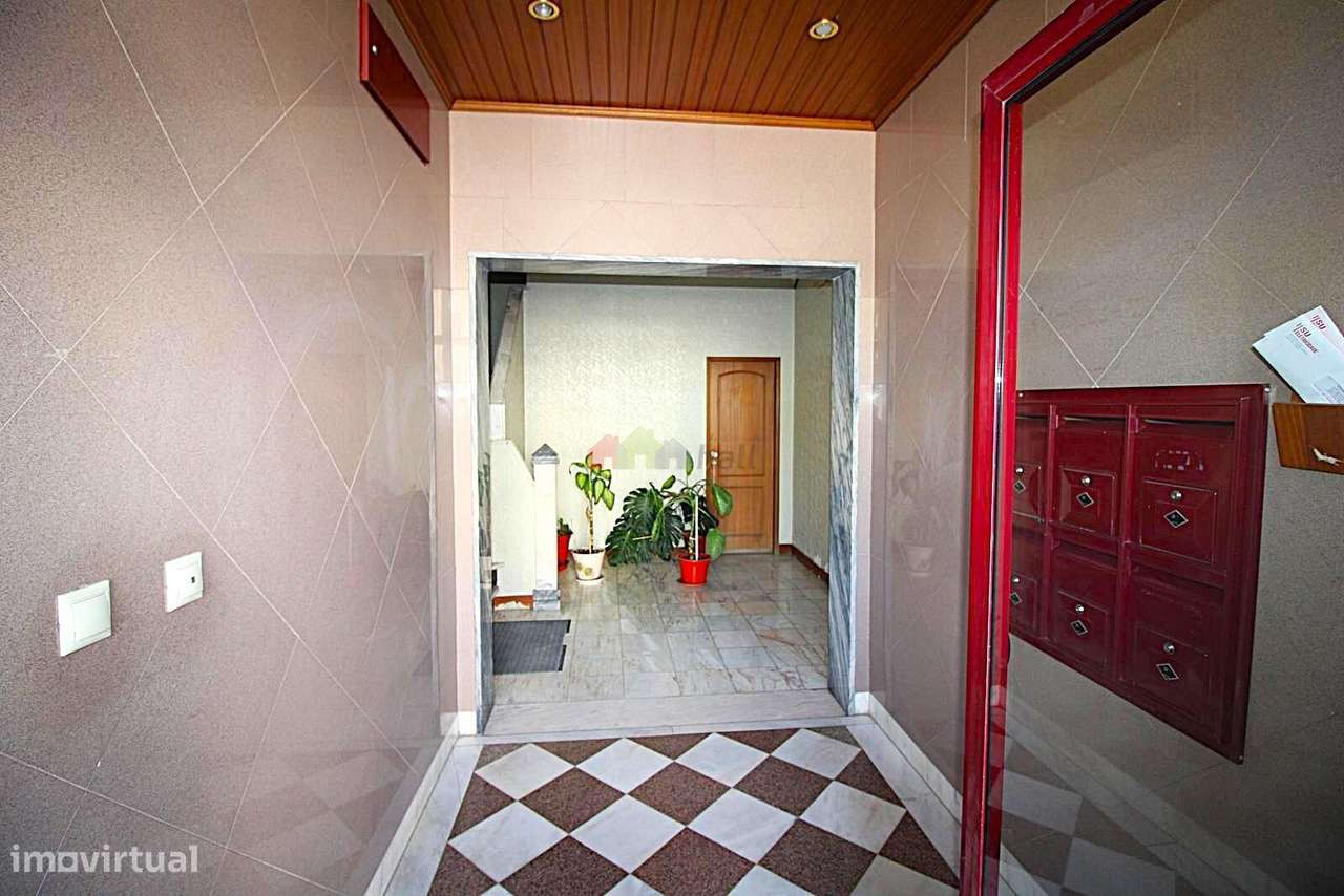 Apartamento T4, 3º andar, Totalmente Remodelado na Amora-27