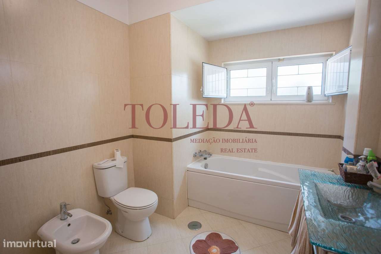 Moradia Isolada T4 em Azeitão com Piscina, Garagem e Churrasqueira-39