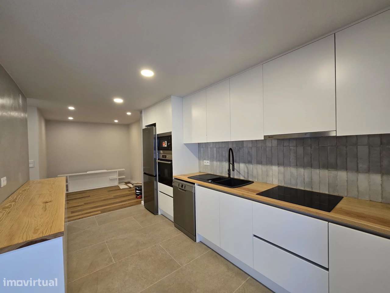 A casa onde o seu futuro começa – Moradia T3 remodelada, moderna e lum-21