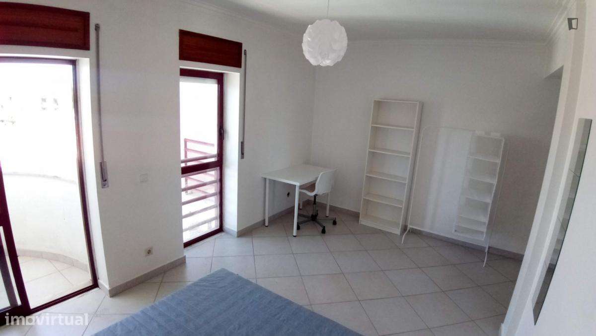 Quarto - localizado em Almada Lisbon - Grande imagem: 4/11