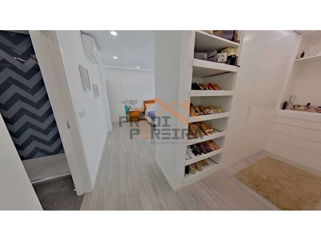 Moradia T3, situada no Casal da Silveira, em Famões-44