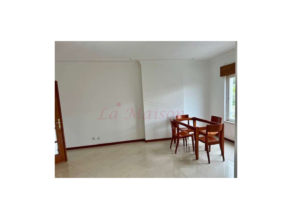 Apartamento T3+1 em Casal de Cambra-9