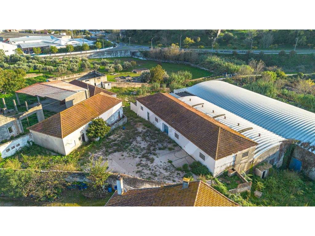 Conjunto de Armazéns Comerciais em Alcanena e 3 pequenas moradias - Grande imagem: 1/9