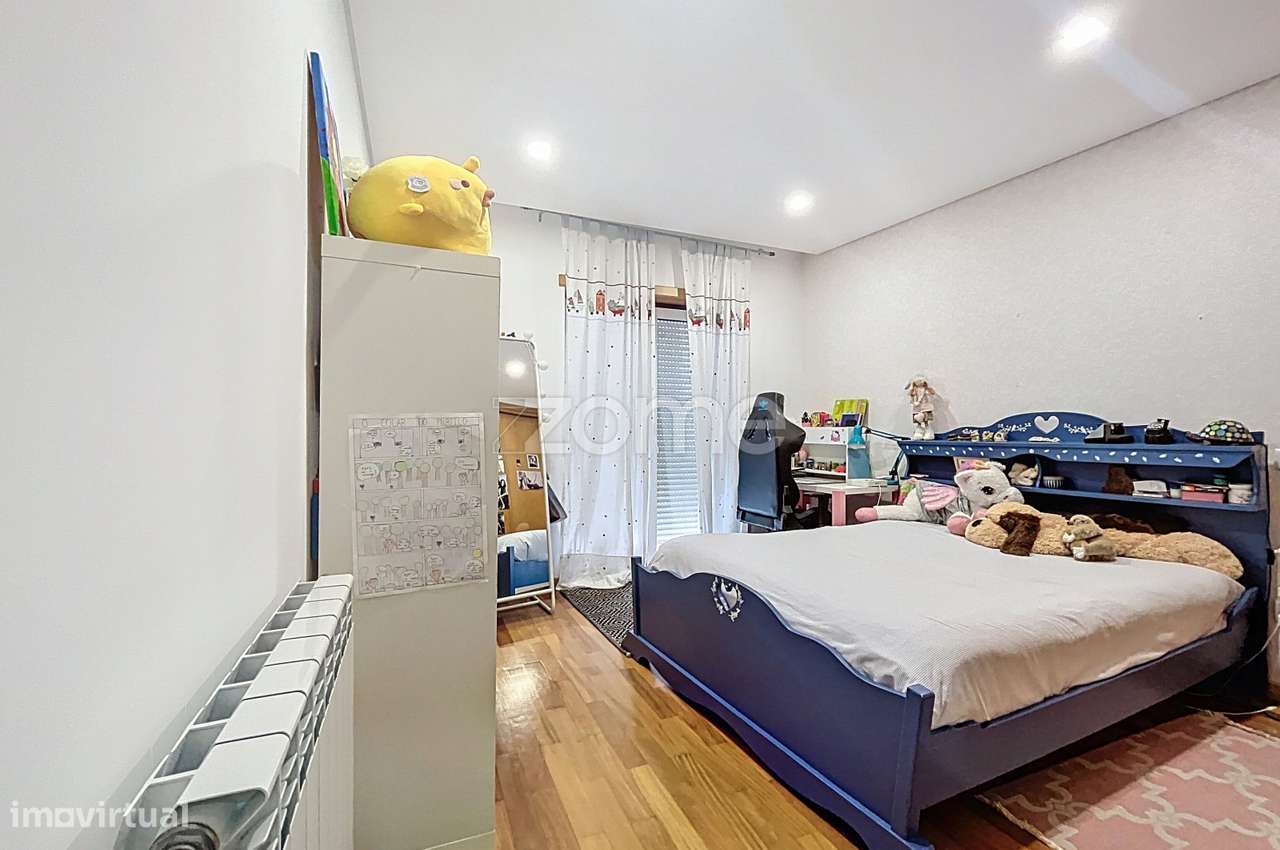 Apartamento T3 Com Terraco Exclusivo De 70M Garagem Remodelado