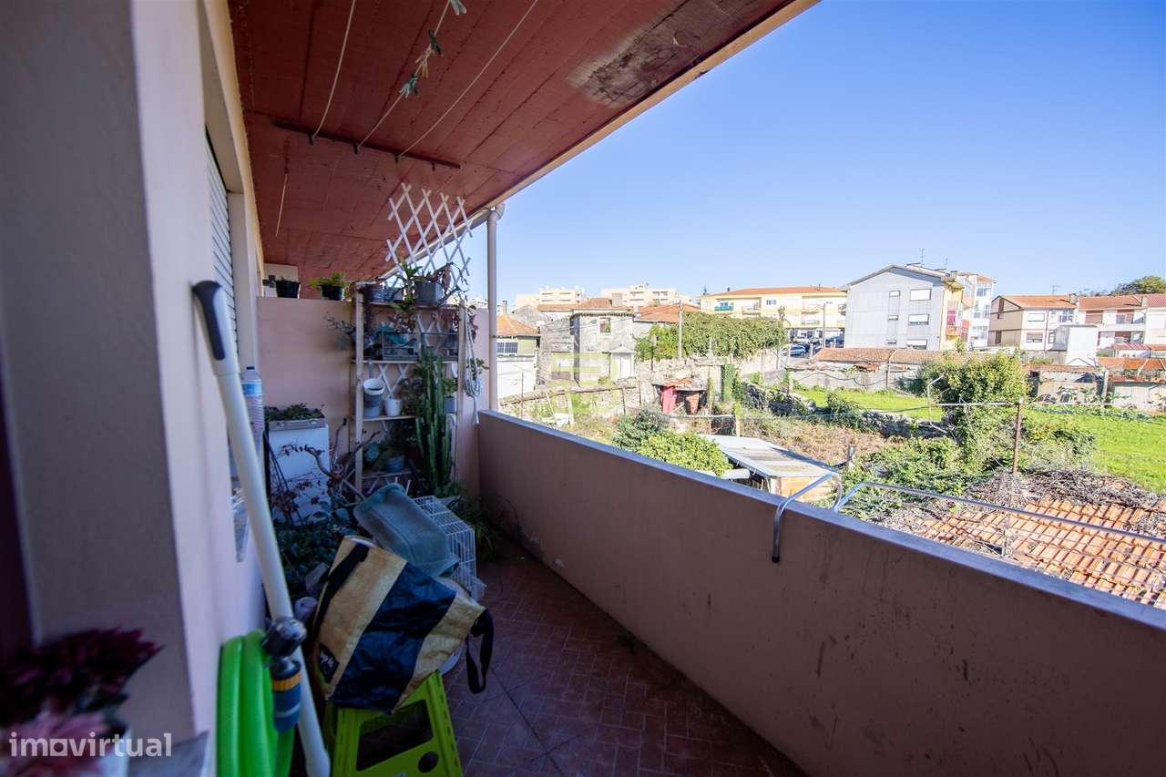 T2 com 2 frentes, varanda em Santegãos, Rio Tinto, situado no 2.º anda-9