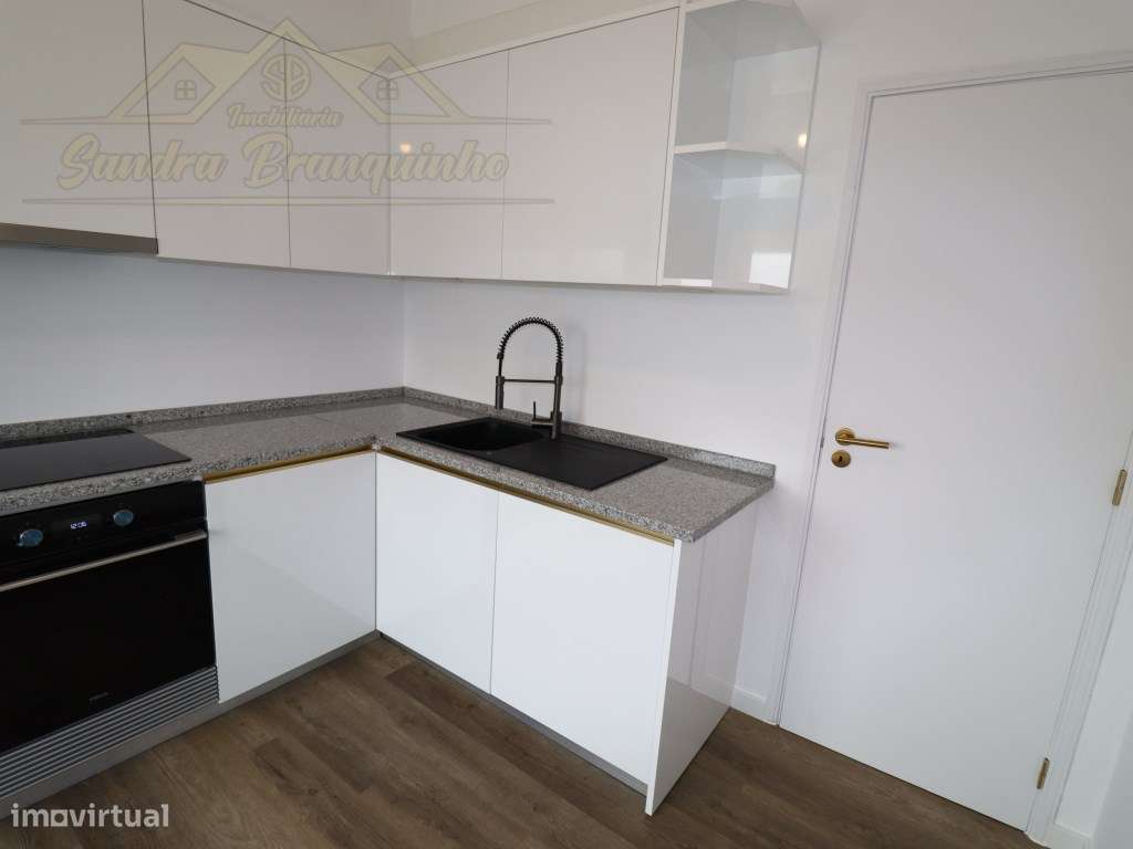 Apartamento T2 RENOVADO em Santa Cruz-31