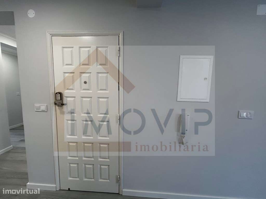 Apartamento T4 Totalmente Remodelado na Amora-18