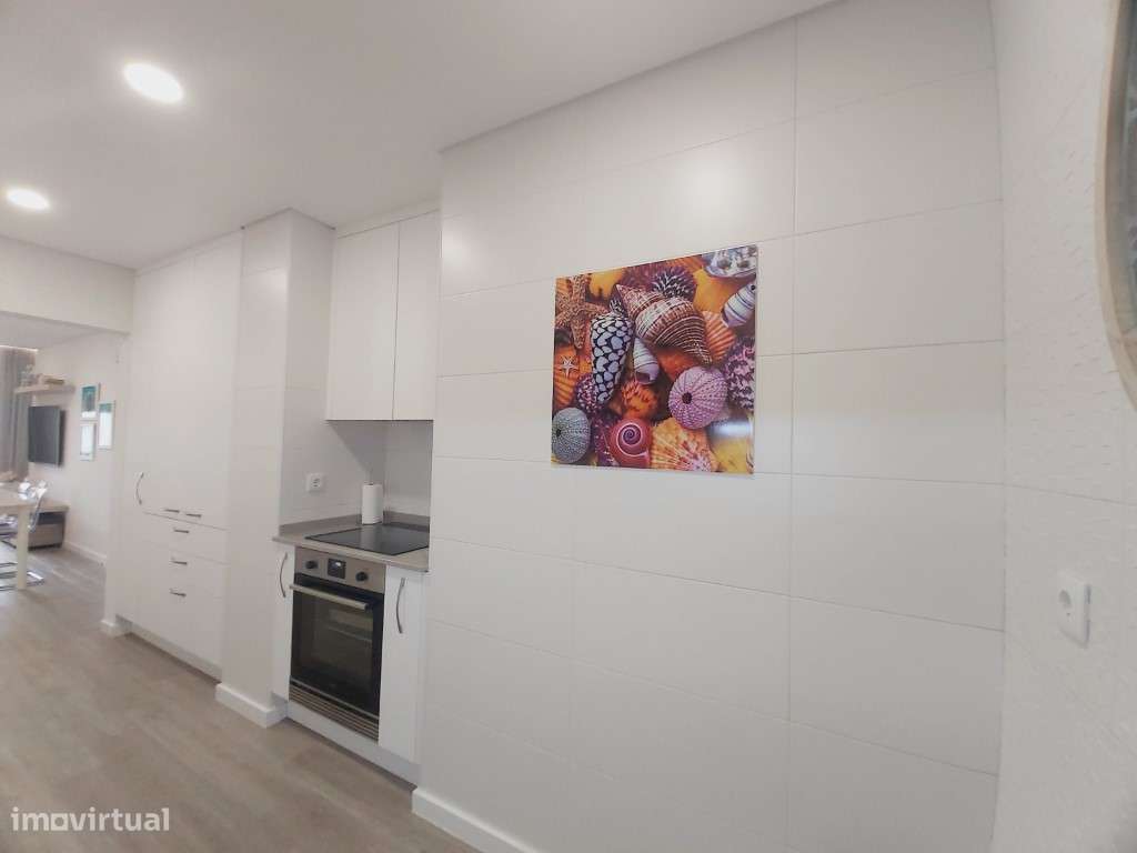 T2 remodelado em condomínio com piscina e campo de ténis-41