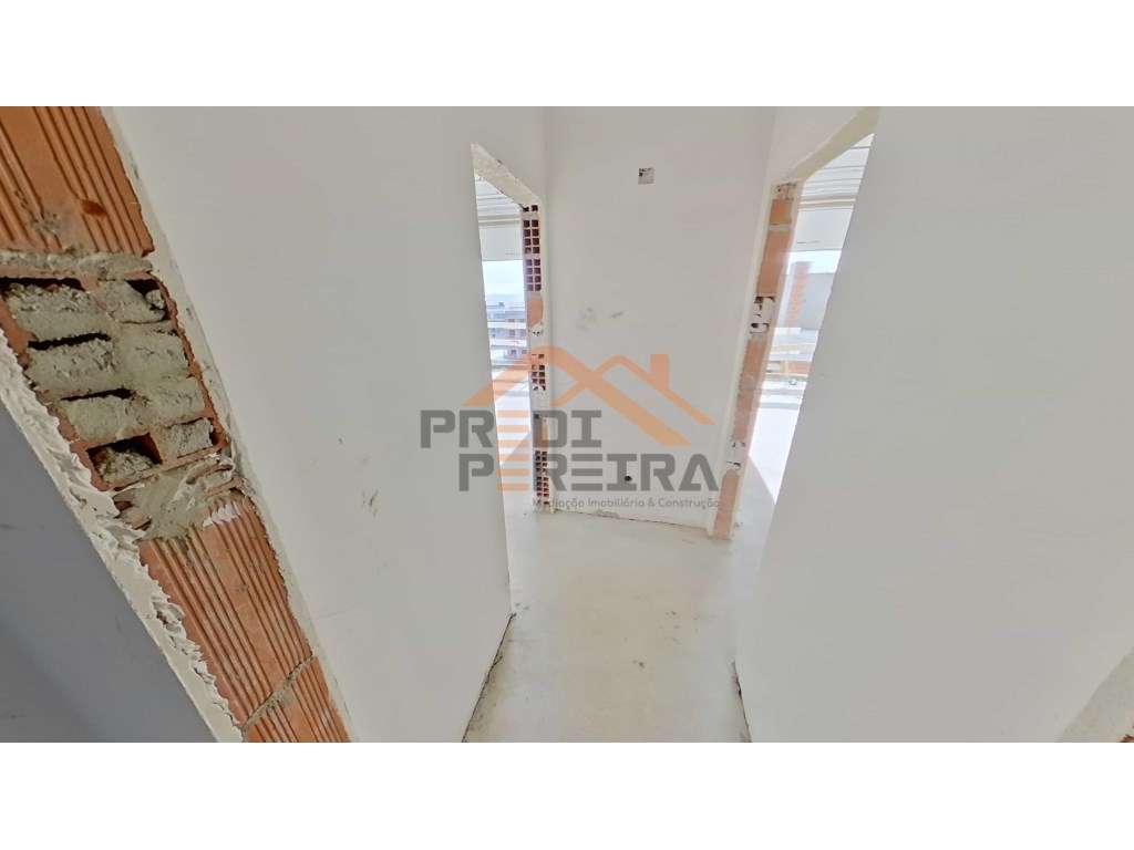 Apartamento T2, localizado em Santo António dos Cavaleiros.-12