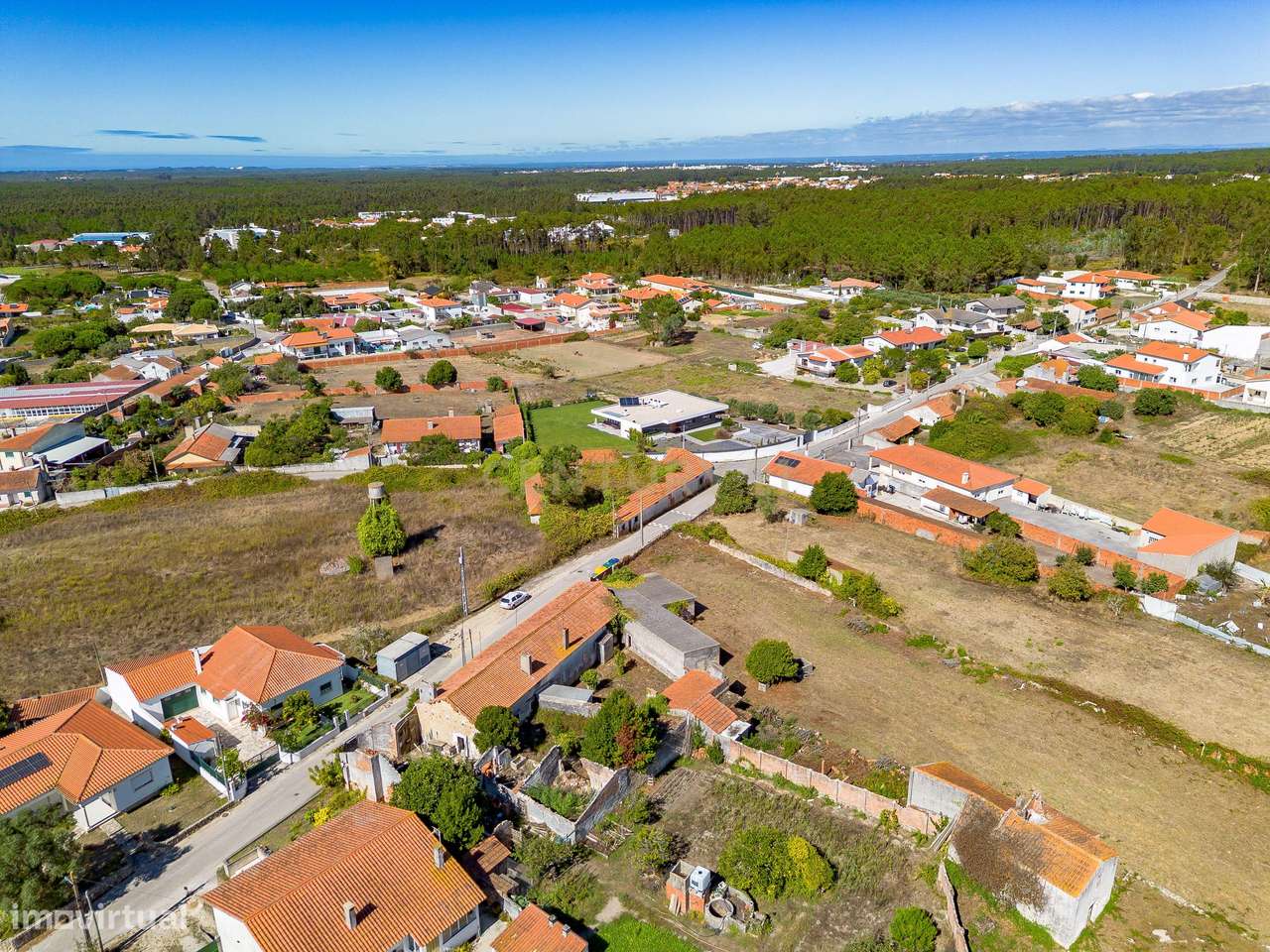 Moradia T4 implantada, num lote de terreno de 1025 m2  em  Martingança - Grande imagem: 3/28