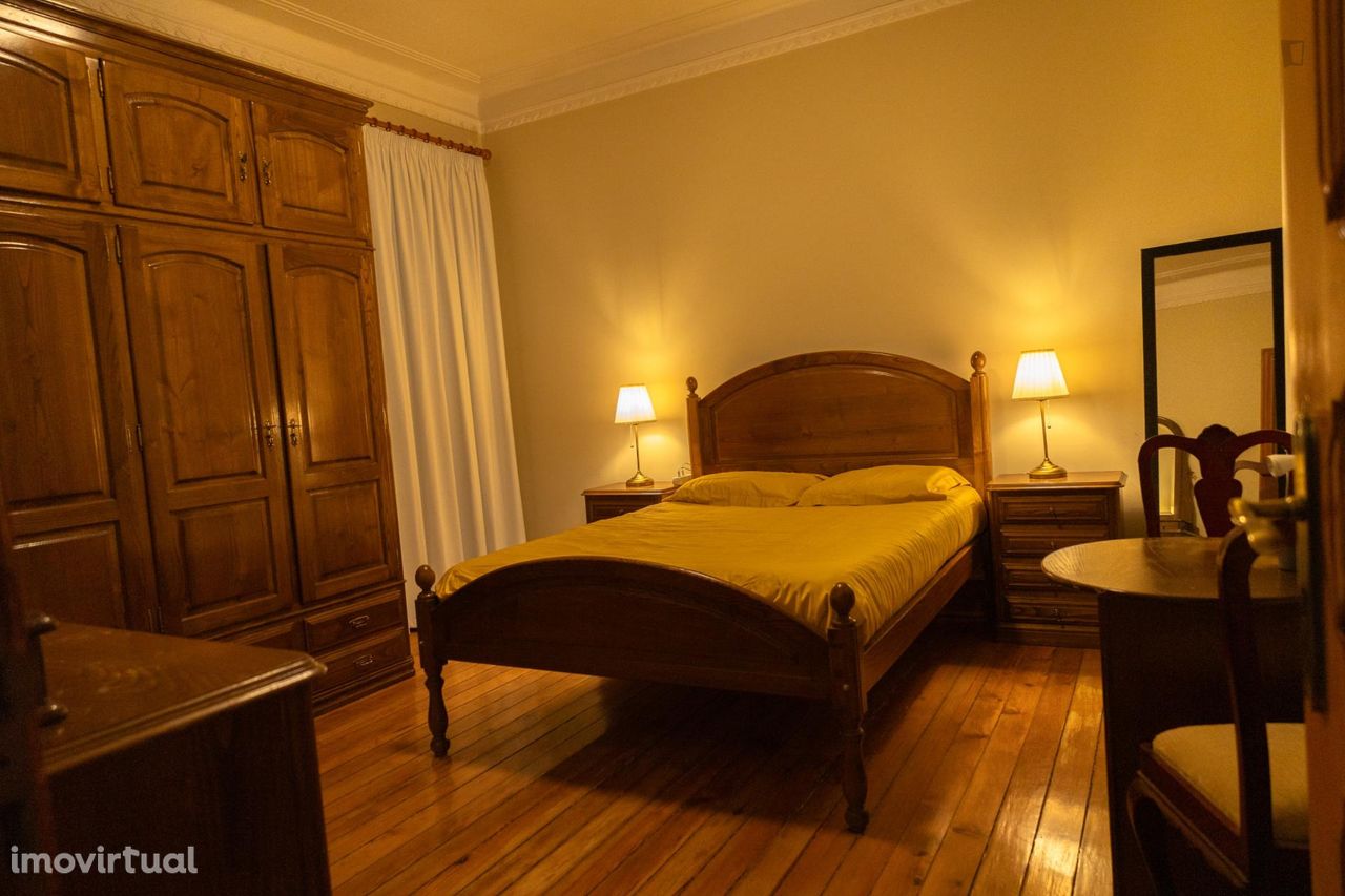 648015 - Quarto com cama de casal em...