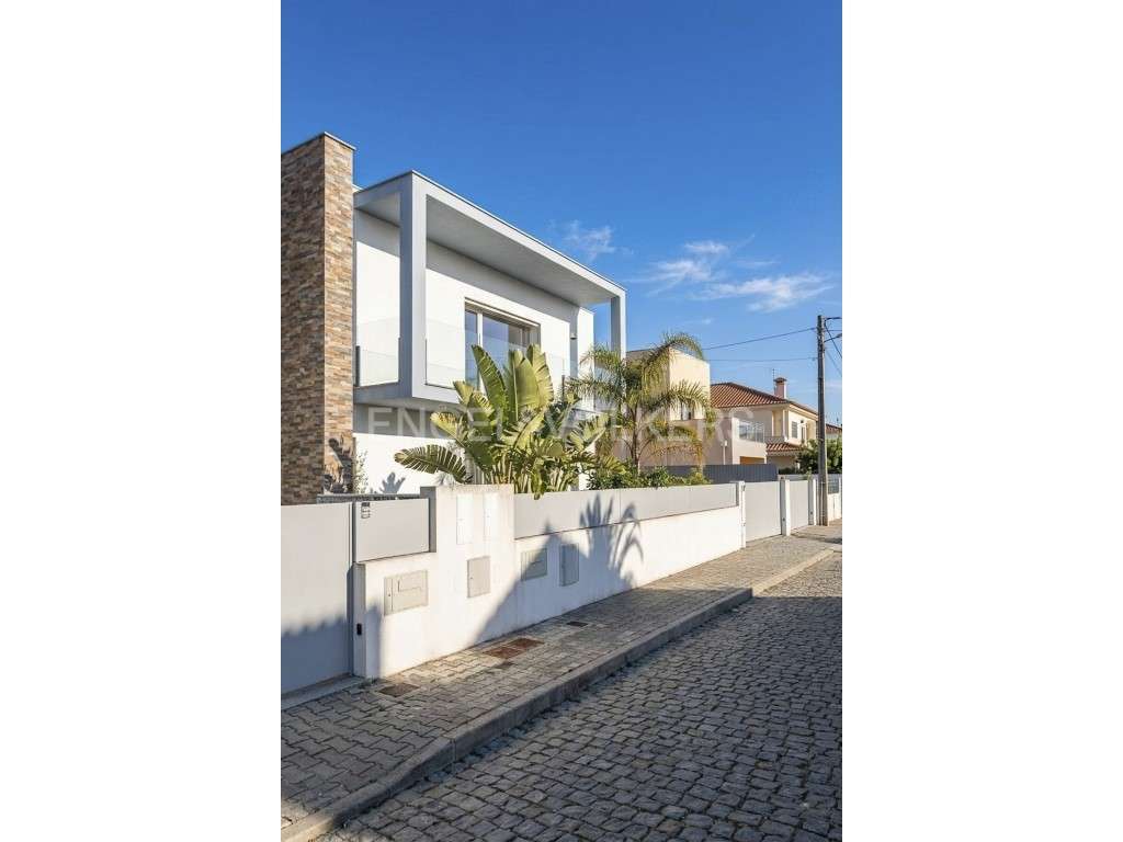 Moradia T4 moderna de luxo em Fernão Ferro-22