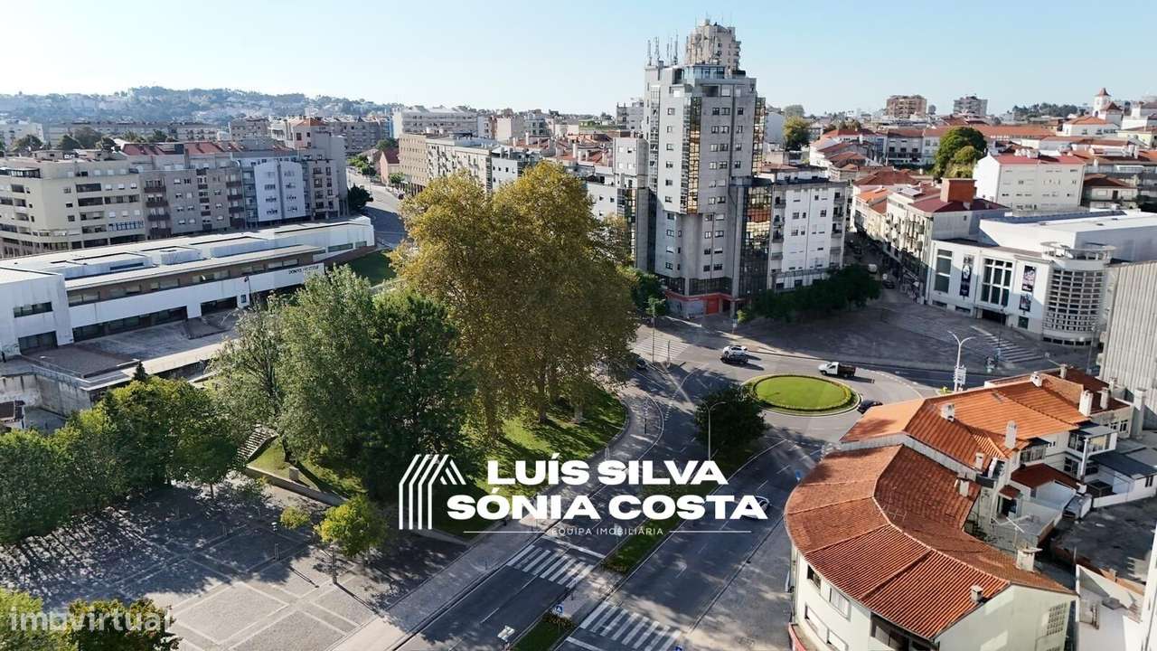 Apartamento T4 c/ Varandas e Elevador em frente á Câmara...-22