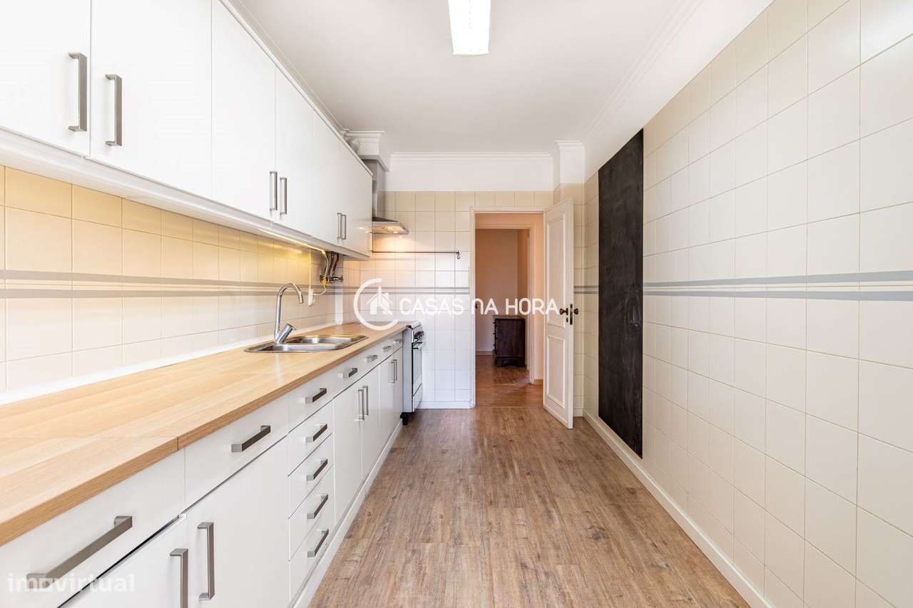 Agradável apartamento T3 na Rua Garcia de Resende, junto ao Colégio...-9