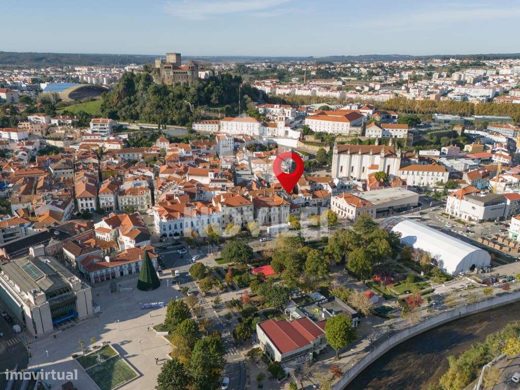 Prédio no Largo Paio Guterres, centro de Leiria.-14