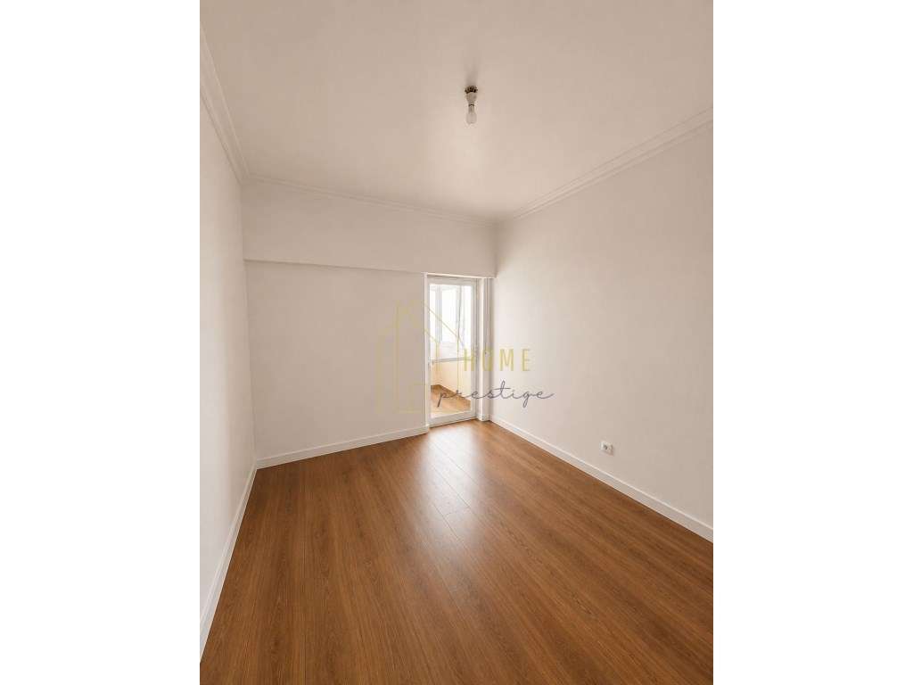 Apartamento T2 Remodelado na Amora (Seixal)-2