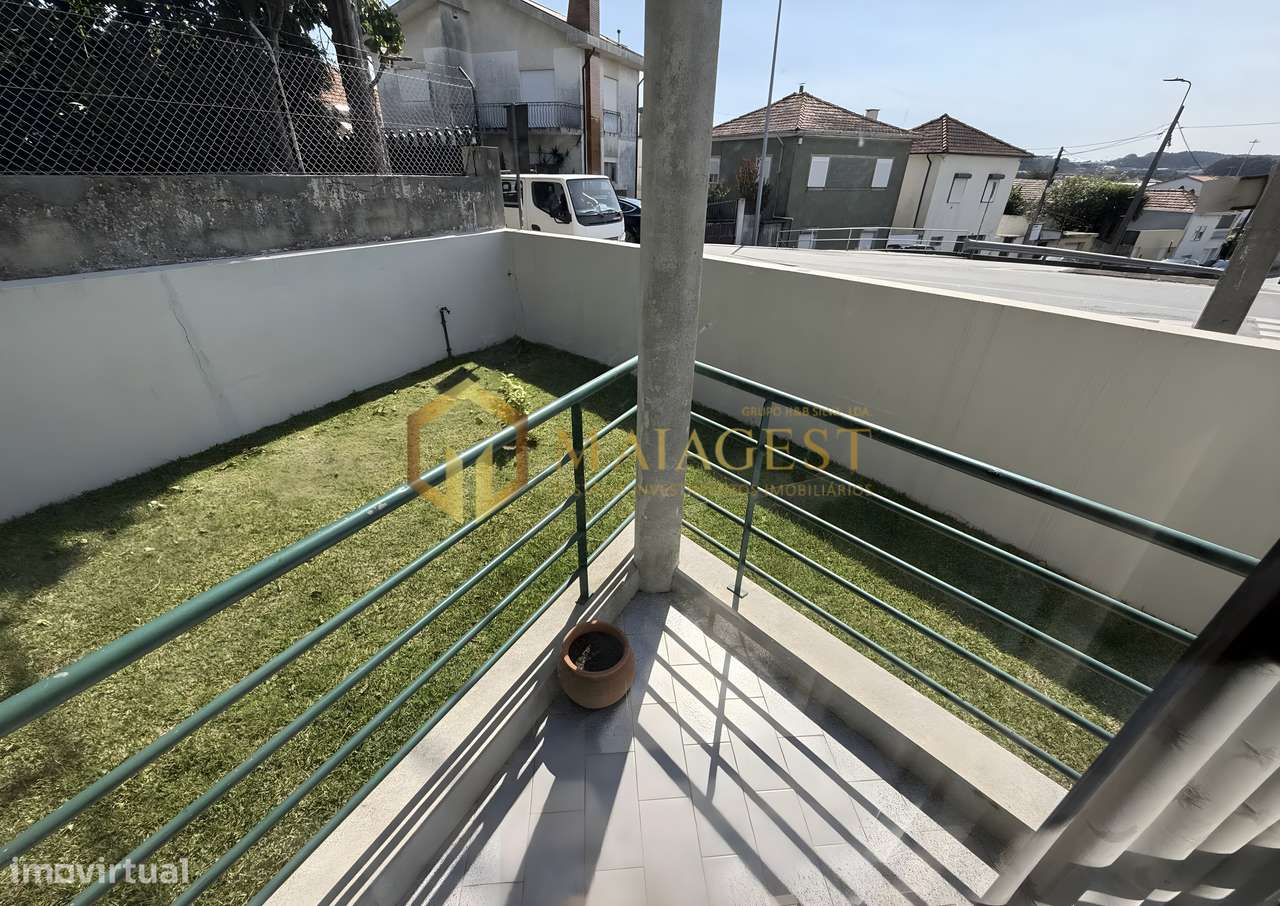 Apartamento T2 Renovado na Madalena com Garagem e Arrumos-35