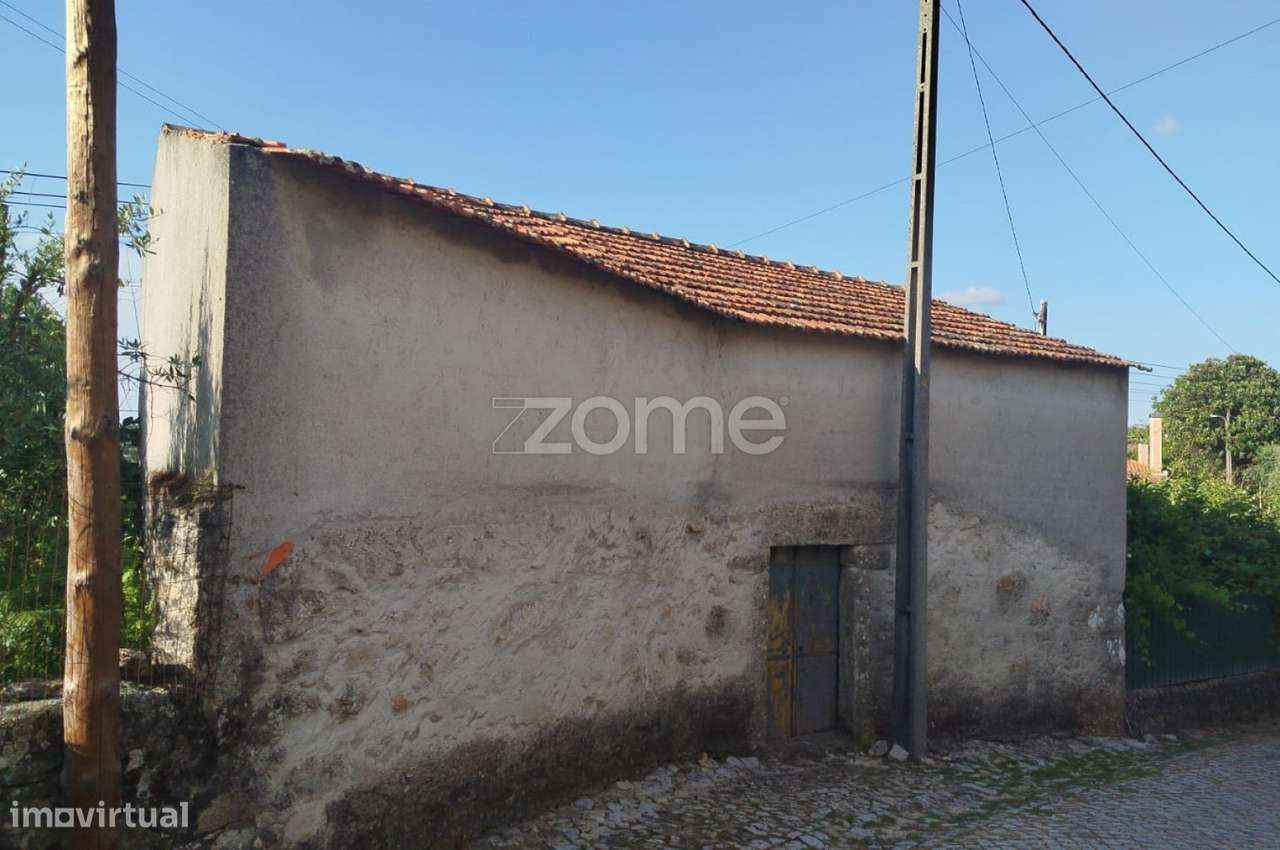 Moradia em Pedra com quintal em Matados, a 5 minutos Mangualde-0