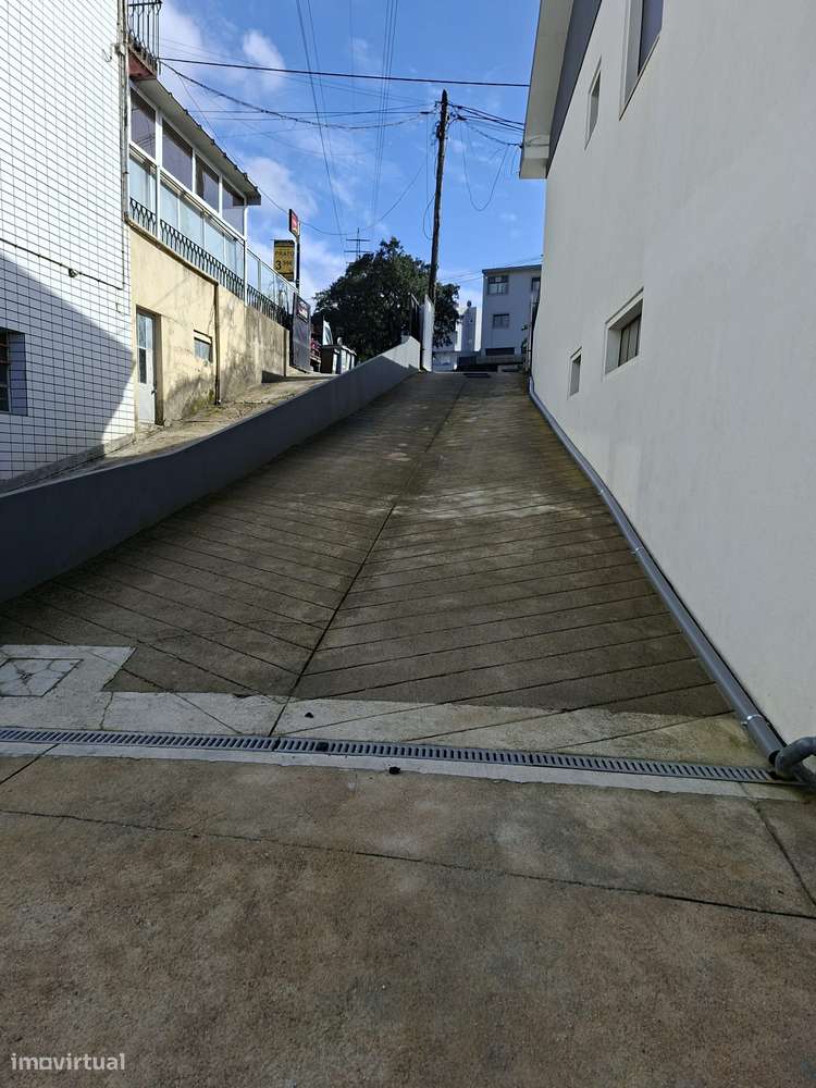 Garagem com cerca de 25m2 | Baguim do Monte - Grande imagem: 3/3