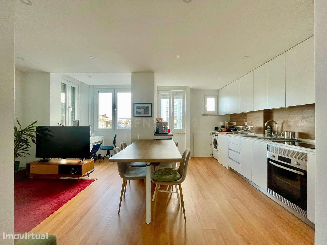 Apartamento T2 com Varanda em Localização Privilegiada-0