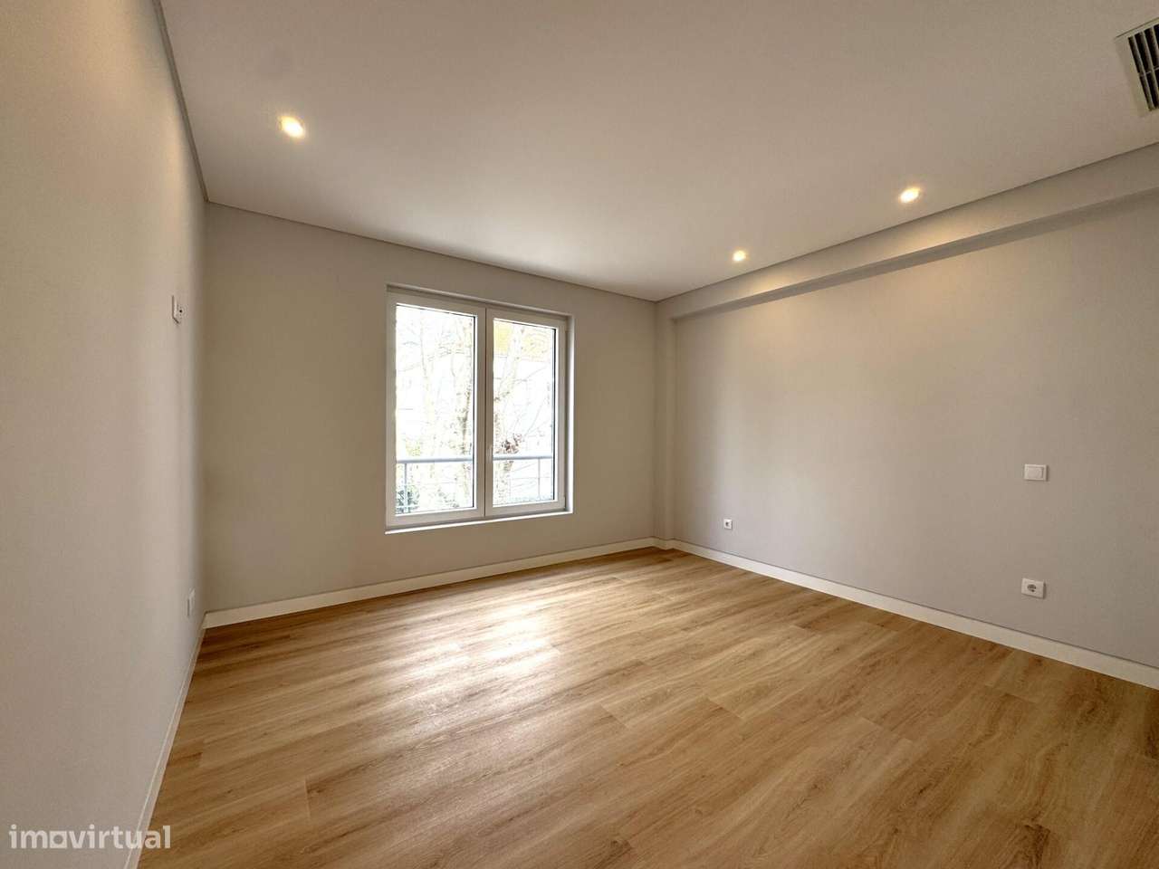 Apartamento T3 novo com estacionamento no centro de Carcavelos-36