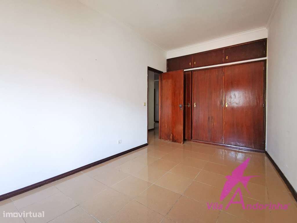 Apartamento T2 a 2 minutos do centro da cidade com garagem fechada.-12