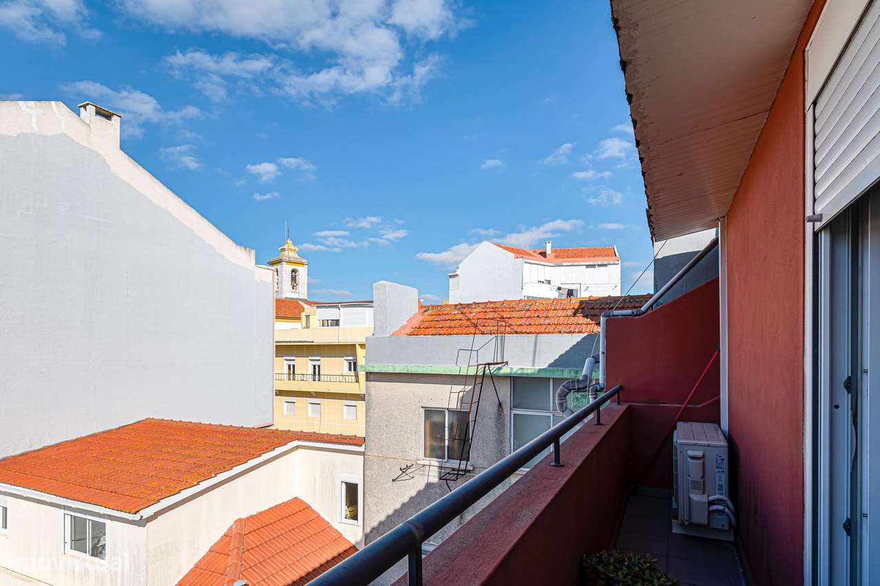 T2+1 Dúplex Remodelado com 4 Varandas e Vista Cristo Rei – Almada-30