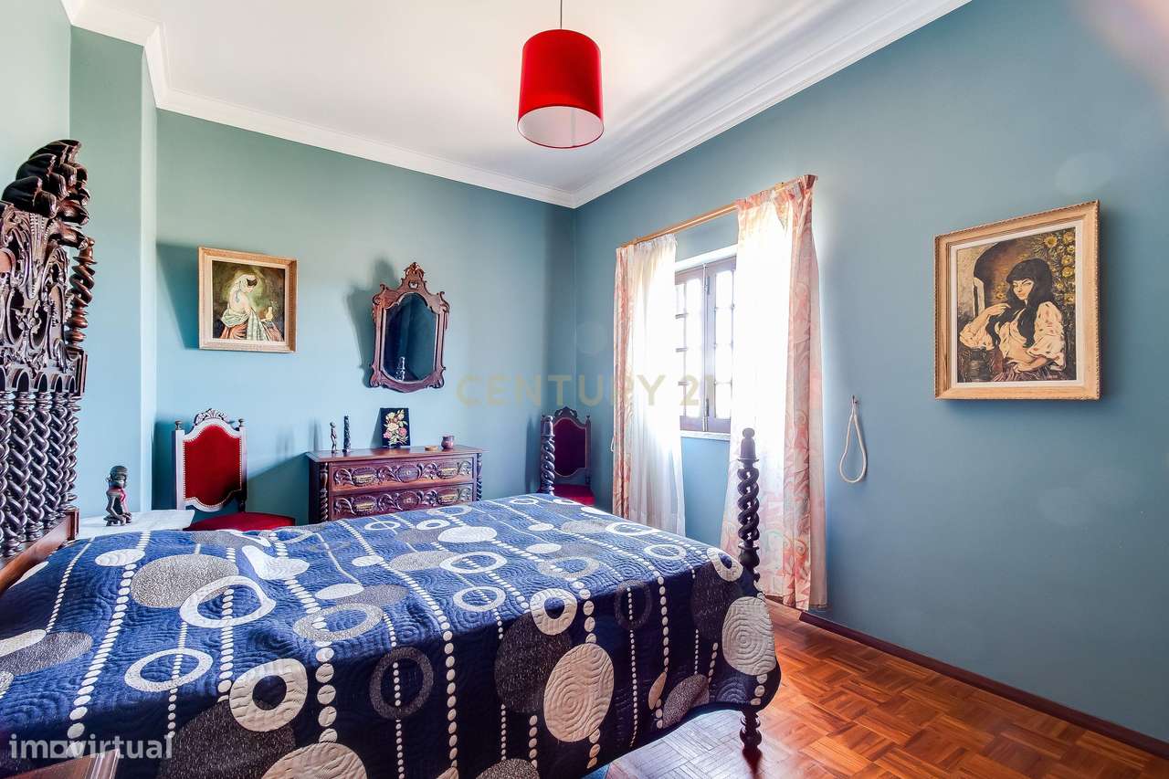 Moradia T4 com Potencial para 2 Frações  Terreno de 8.480 m²  Torres N-37