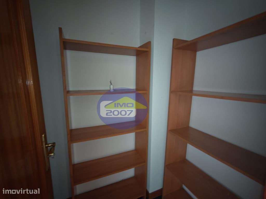 Apartamento T2 com terraço em Canelas-8