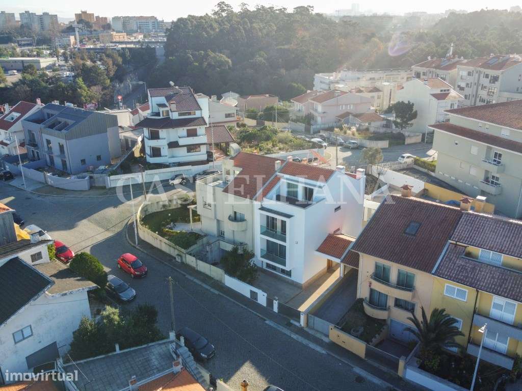 Moradia T4+1 com jardim, terraços e garagem privada, próxima a Mari...-43