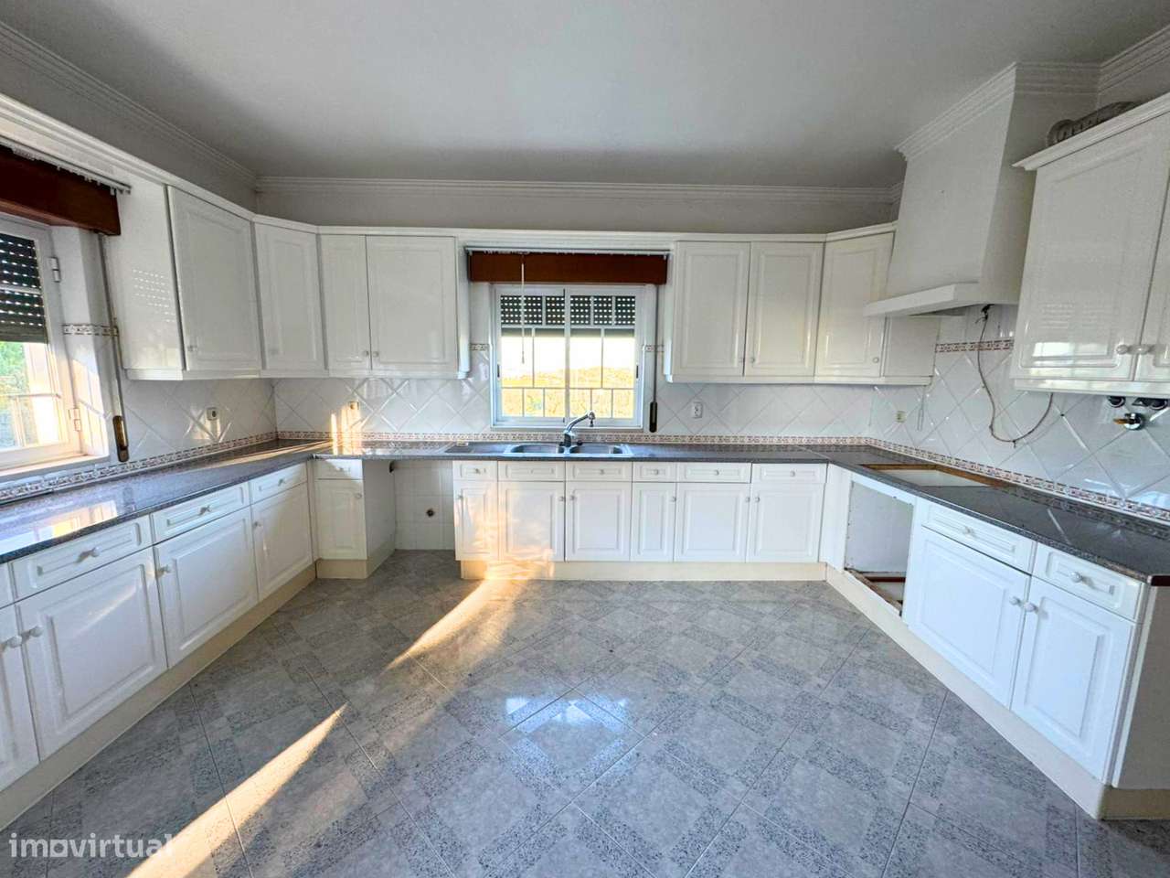 Moradia T6 Inserida num lote com 13000m2 - Grande imagem: 3/28