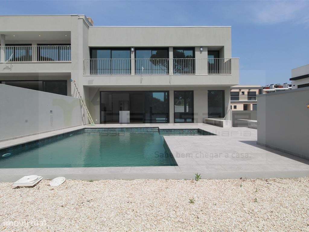 Moradia V3 +1 com piscina em Barcarena-32