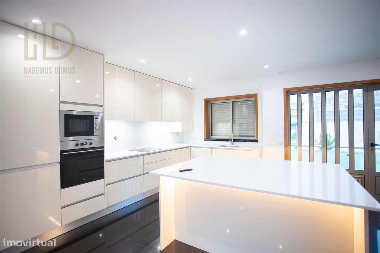 Moradia T3+1 de Luxo com 405m2 , renovada e Independente a 200 Metros-7