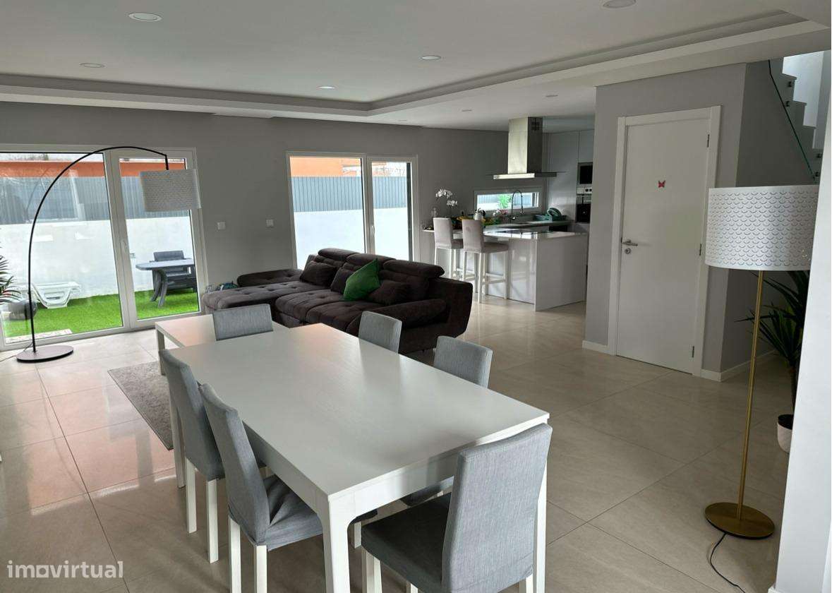 MORADIA T4 - Grande imagem: 4/27