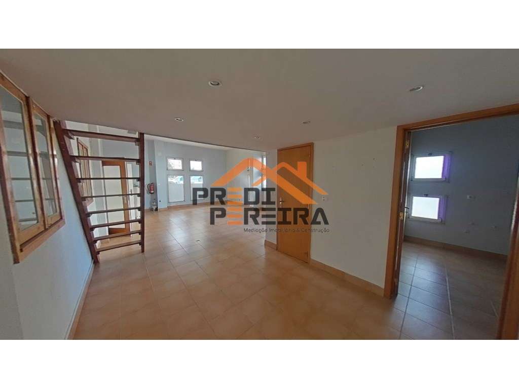 Loja com garagem, situada m Santo António dos Cavaleiros. - Grande imagem: 1/30