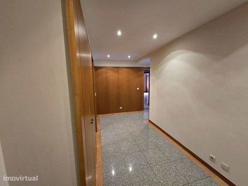 Apartamento T3+1, garagem fechada 2carros com energia do apartamento - Grande imagem: 4/11