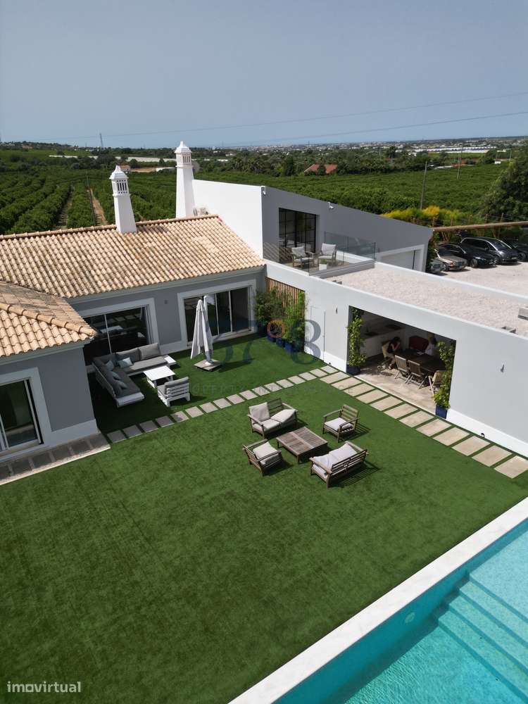 Uma vivenda de 4 quartos com piscina, num terreno de 2 hectares a 10 m-53