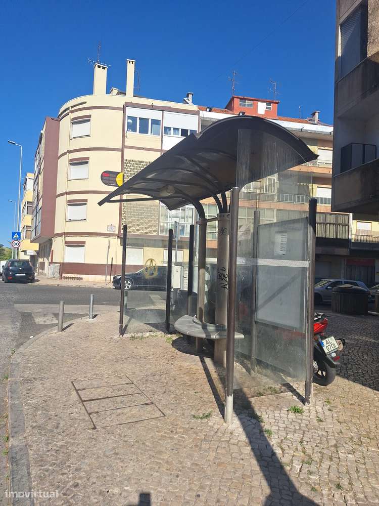 T2 c/ Varanda Renovado no Coração da Falagueira-20