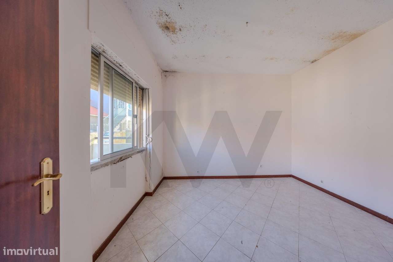 Moradia Bi-Familiar + 2 Anexos Habitáveis na Sobreda Caparica-8