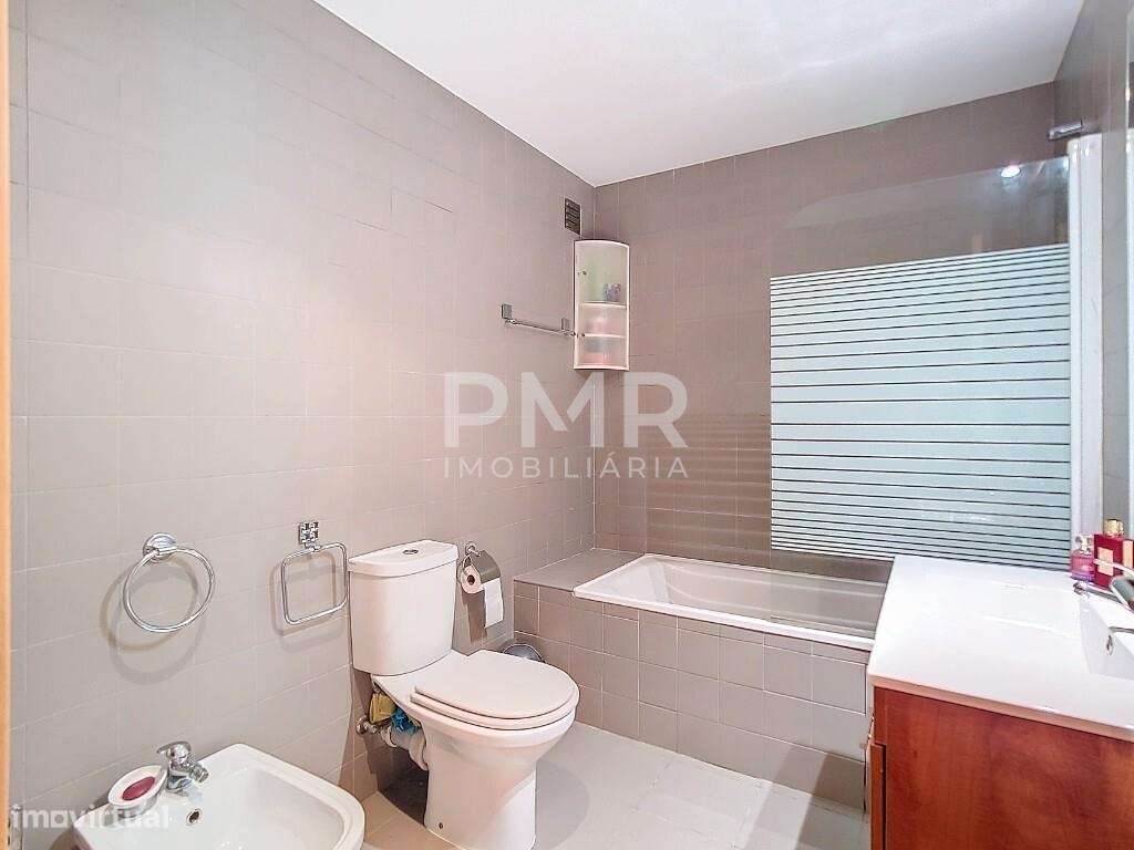 Moradia T4 em Santa Clara-17