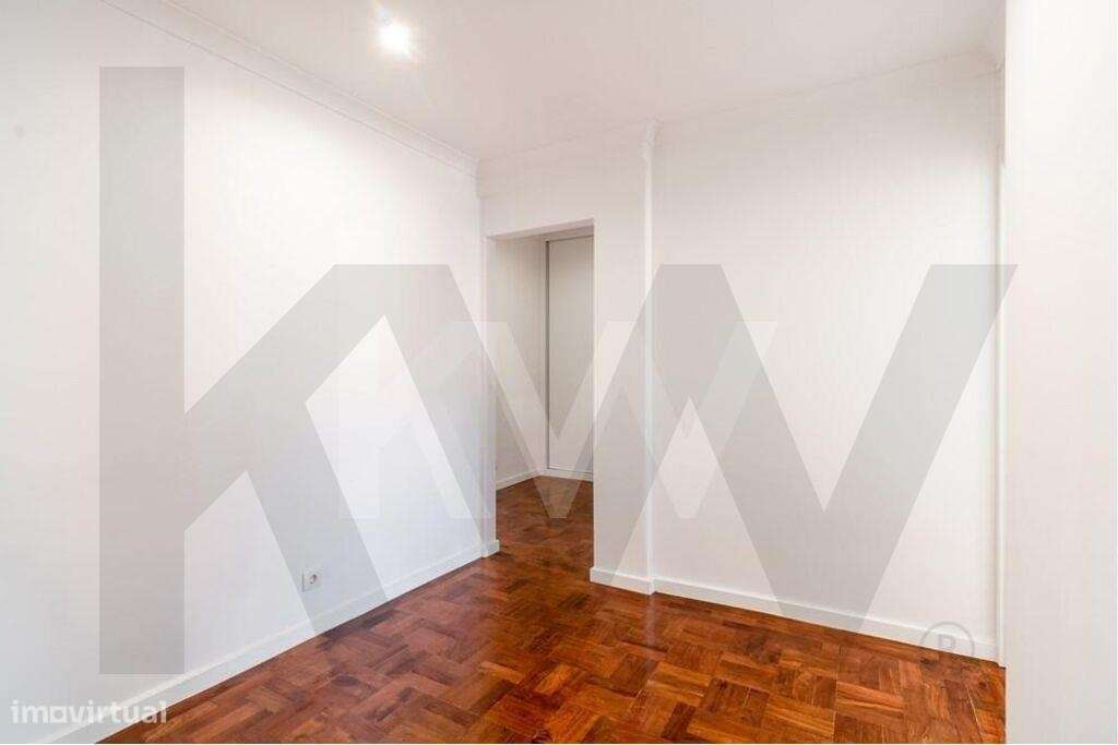 São Domingos de Benfica | Apartamento T2 Remodelado c/ varanda junto a-11
