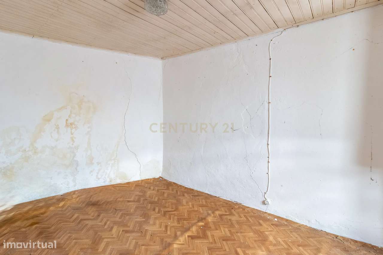 Moradia em ruína, dentro das muralhas em Óbidos-12